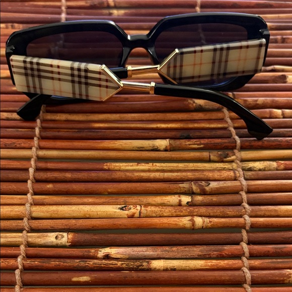 Stylish Black Rectangular Lens Sunglasses Classic Plaid Accent main image 4